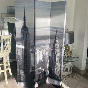 I’m selling this beautiful divider. Please let me know if you are interested.